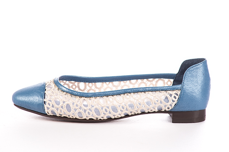 Prussian blue and champagne white women's ballet pumps, with low heels. Round toe. Flat leather soles. Profile view - Florence KOOIJMAN